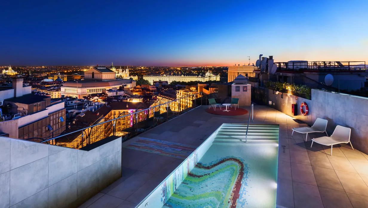 La zona de piscina de la azotea del nuevo hotel Aloft Madrid Gran Vía