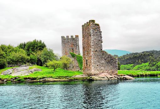 Torres del Oeste de Catoira, junto al río Ulla