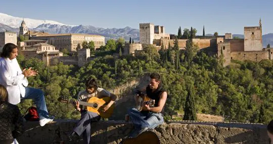 Mirador de San Nicolás, en el Albaicín, con la Alhambra al fondo