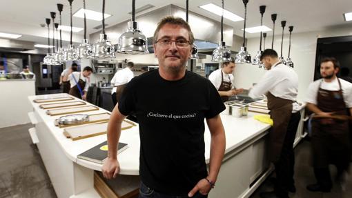 El chef Andoni Luis Aduriz posa en su restaurante, «Mugaritz», de Errenteria (Guipúzcoa)