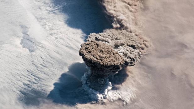 La espectacular erupción del volcán Raikoke vista desde el espacio