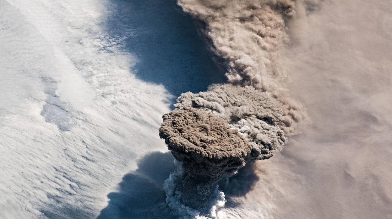 Volcán Raikoke visto desde el espacio