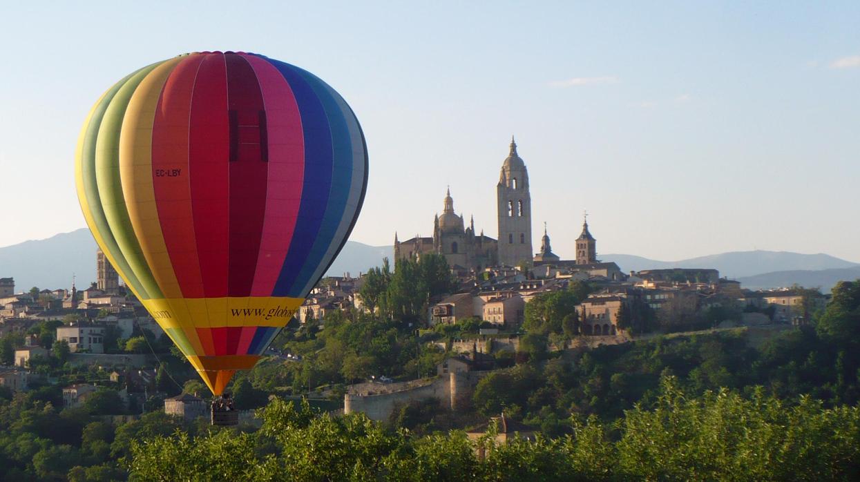 Un globo sobrevuela la ciudad de Segovia