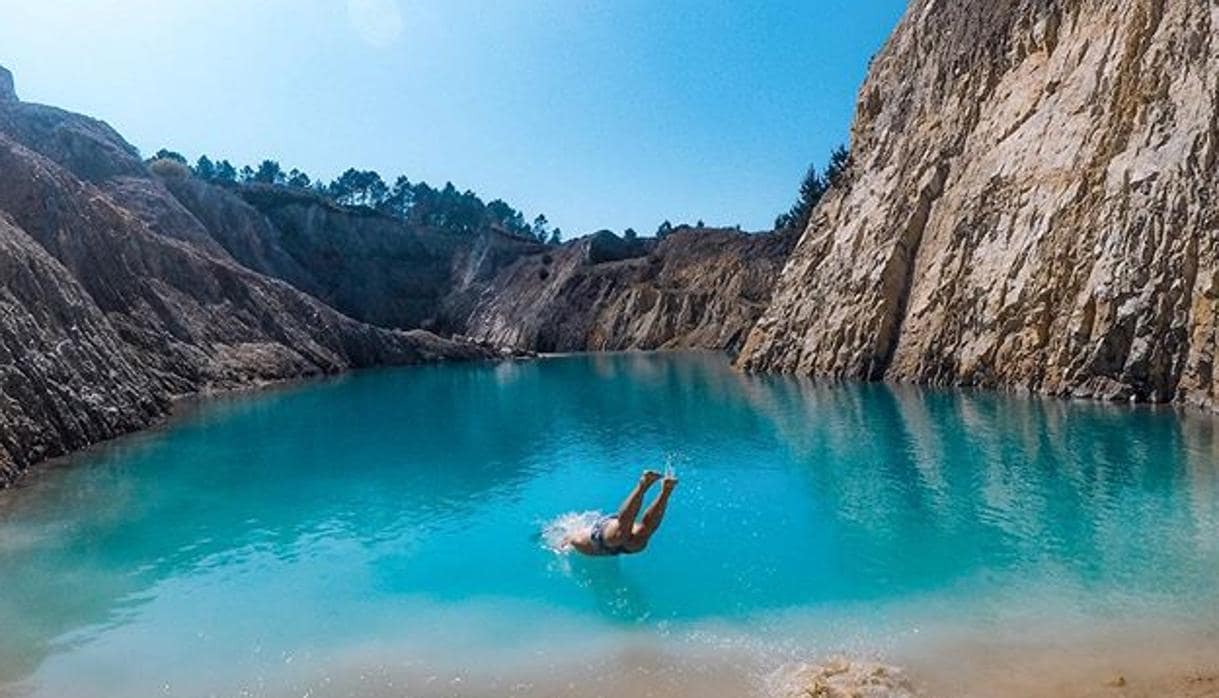 El lago tóxico español que está de moda en Instagram
