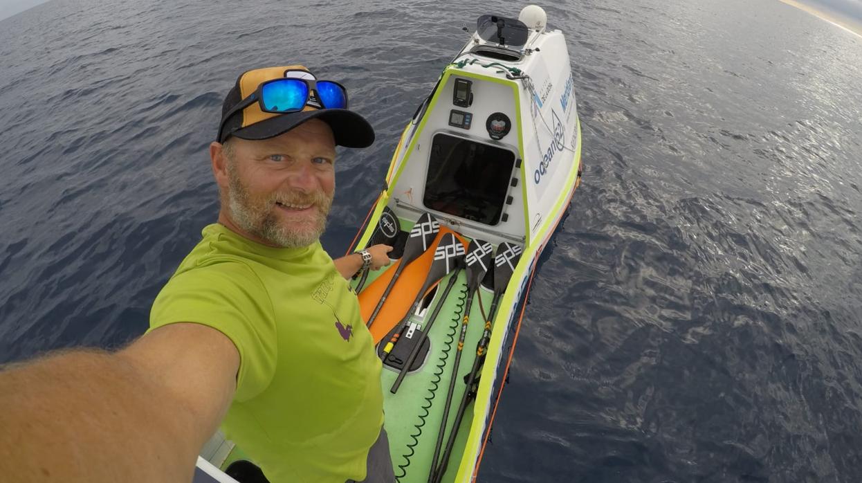 Antonio de la Rosa a bordo del Ocean Defender durante el Pacific SUP Challenge