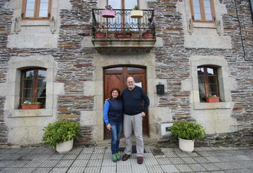 Mark junto con su mujer Rosa en su casa de Rábade (Lugo)