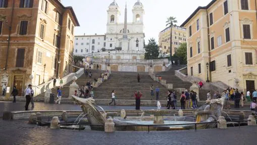 Escalinata de la PLaza de España en Roma con la iglesia de la Santísima Trinidad al fondo