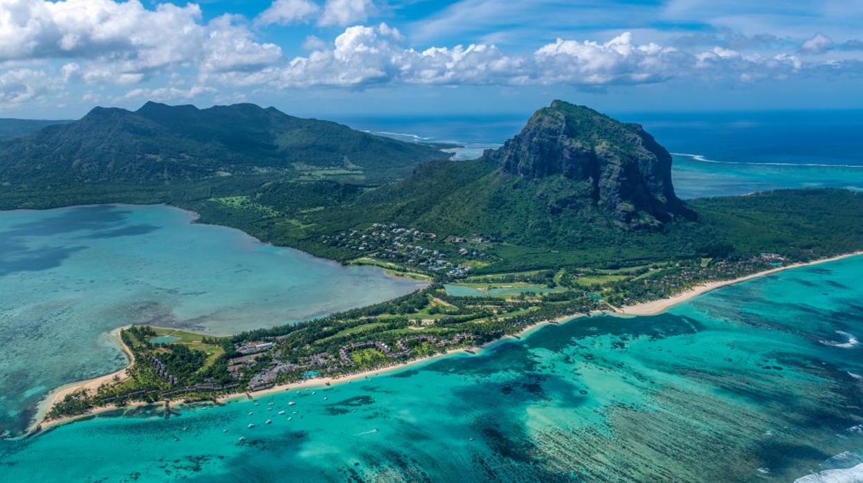 Vista panorámica de Le Morne Brabant, el gran icono de Isla Mauricio. La montaña fue declarada Patrimonio Mundial de la UNESCO en 2008