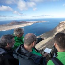 Flujos de lava en Lanzarote, con participantes en el programa Pangaea en primer plano