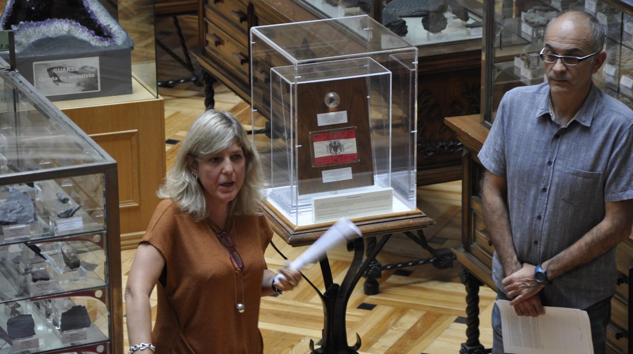 El fragmento de roca lunar que está expuesto en el museo Geominero de Madrid