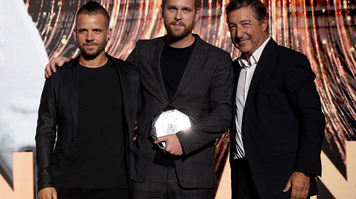 El chef sueco Bjorn Frantzen, galardonado como mejor chef del mundo, posa junto a los españoles Joan Roca, segundo clasificado, y Dabiz Muñoz, tercero, durante la gala de entrega de los galardones «The Best Chef Awards»