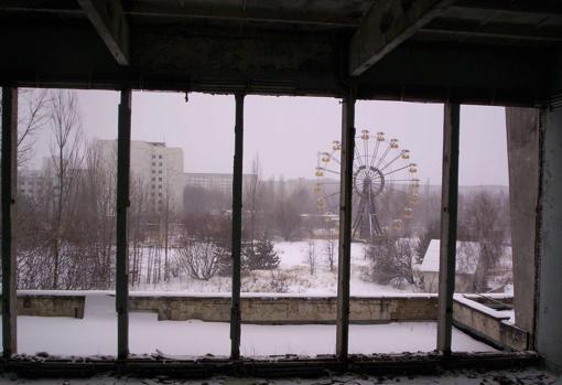 Imagen de la noria desde el interior del Palacio de la Cultura de Prípiat