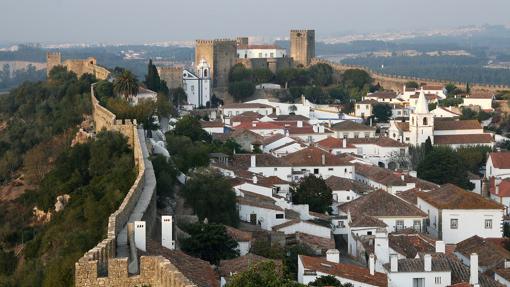 Vista de la muralla y el casco histórico de Óbidos