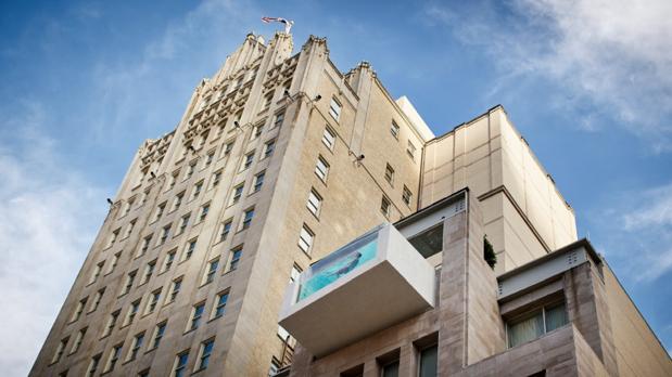 The Joule, el increíble hotel con una piscina flotante sobre la ciudad de Dallas