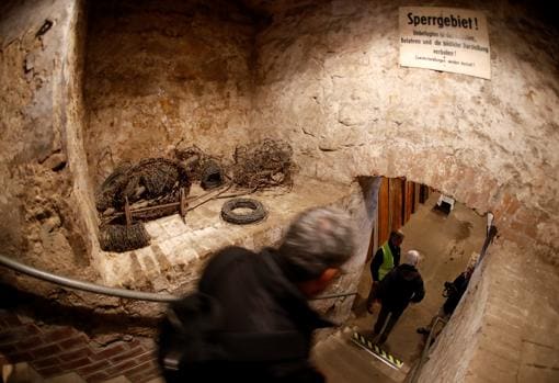 Visitantes en el túnel, excavado por primera vez para recuperar la obra original, en Berlín