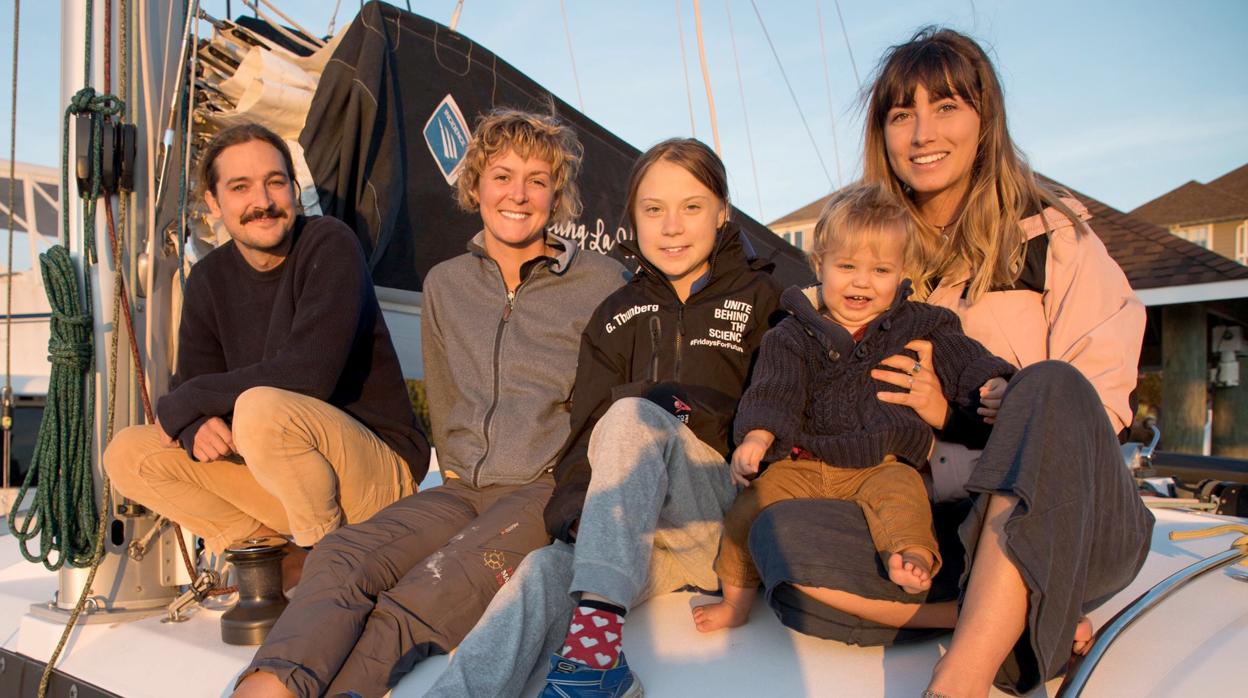 Greta Thunberg en La Vagabonde, junto a Riley, Elayna y su bebé