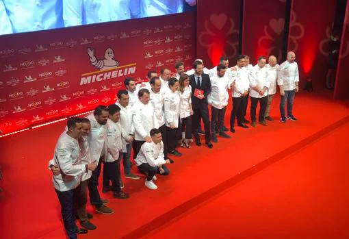 Foto de familia de los nuevos restaurantes galardonados con una estrella Michelin