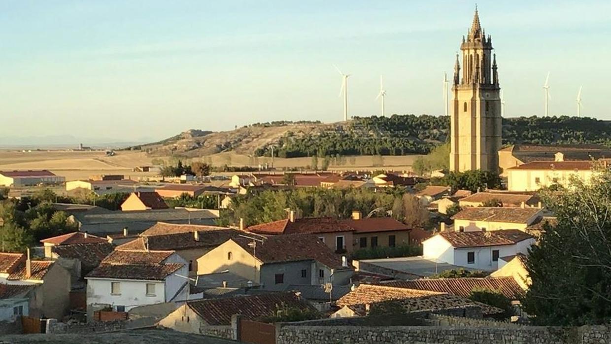 Vista panorámica de Ampudia en la que destaca la «Giralda de Campos»