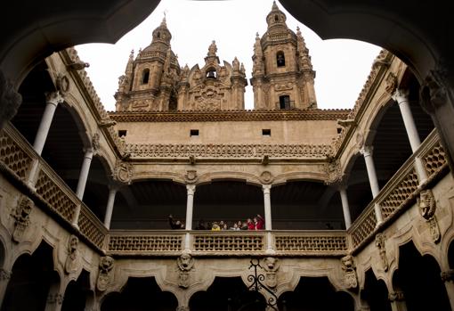 Cúpulas de la Clerecía desde el patio de la Casa de las Conchas