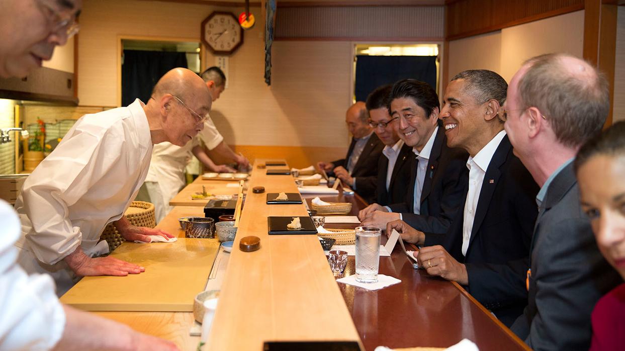 Jiro Ono, en el restaurante Sukiyabashi Jiro en 2014, con el primer ministro japonés Shinzo Abe y Barack Obama,