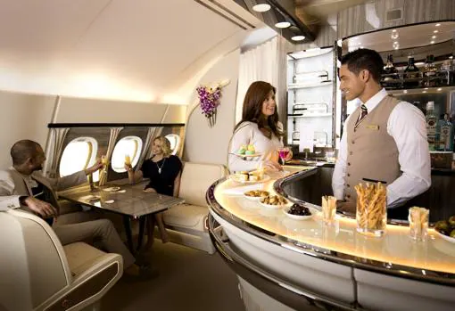 Bar en cabina de un A380 de Emirates