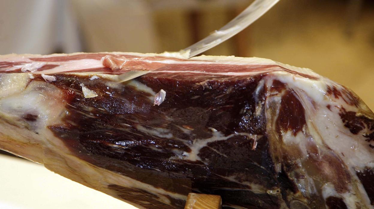 Corte de una pieza de jamón ibérico