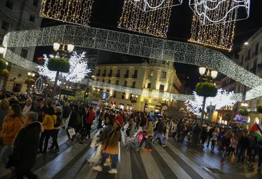 Luces y ambiente navideño en las calles de Granada