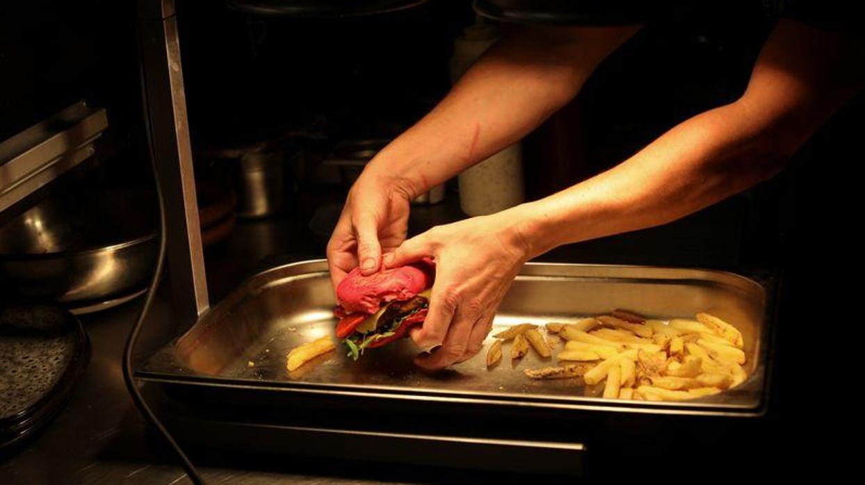 Un chef prepara comida vegana en la sección Green Grill del Green Vic, cuyo objetivo es ser el pub más ético del mundo, en Shoreditch, Londres