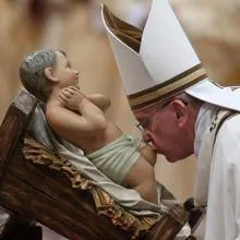 El papa Francisco celebra un 24 de diciembre la misa de Gallo en la Basílica de San Pedro en la Ciudad del Vaticano
