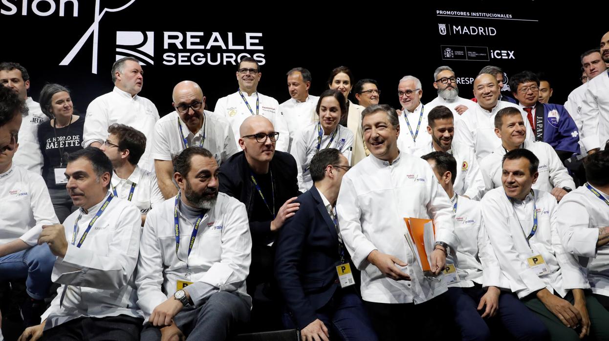 La presidenta de la Comunidad de Madrid, Isabel Díaz Ayuso, posa con los chefs participantes, entre ellos Joan Roca, en la decimoctava edición de Madrid Fusión