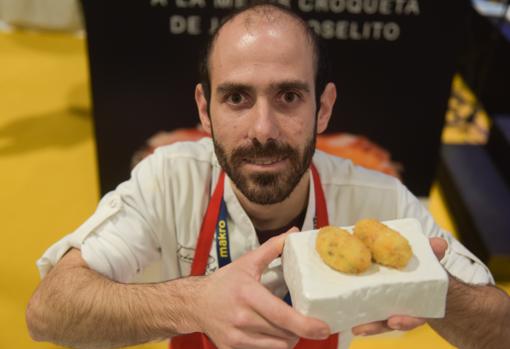 Alberto García Escudero, con la croqueta ganadora