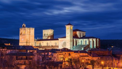 La catedral de Sigüenza sobresale en esta vista nocturna del pueblo