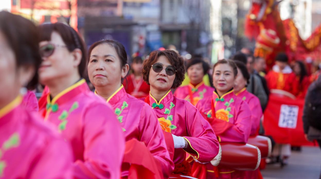 Pasacalles multicultural en el barrio de Usera (Madrid) con motivo de la celebración del Año Nuevo Chino, el 26 de enero