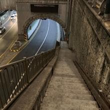 La larga escalera que conduce al pasadizo subterráneo junto al túnel de Jahamun que fue empleada para rodar la escena en la que la familia Kim regresa a su casa bajo una intensa tormenta