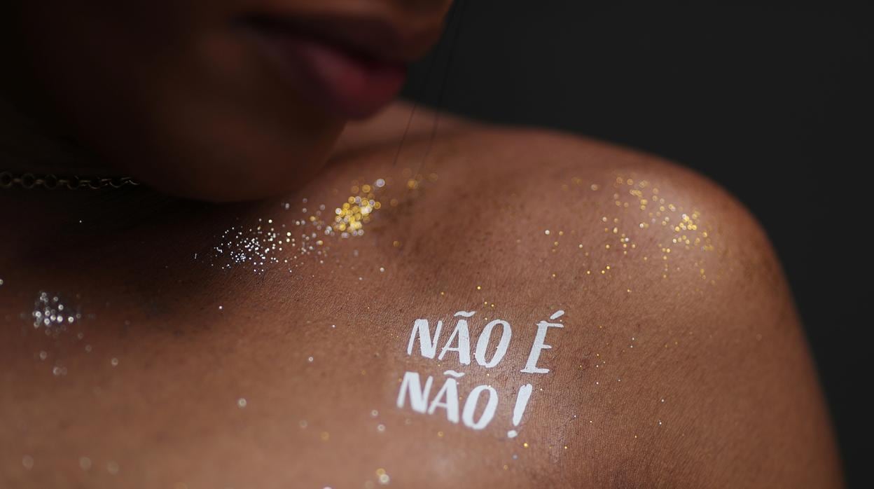 Imagen de un tatuaje temporal que dice "no es no" en el pecho de Luna Souza, un "ángel del carnaval" durante una fiesta callejera en Sao Paulo, Brasil