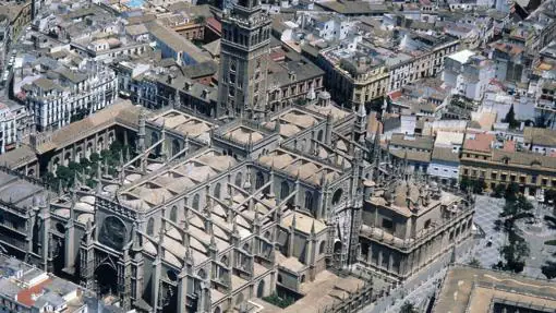 Vista aérea de la catedral y la Giralda