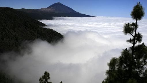 Un mar de nubes bajo la cumbre del Teide