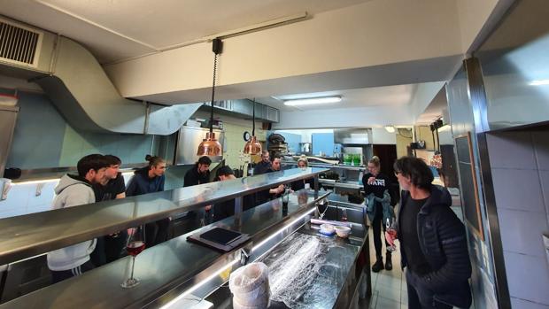 Una chef top y su equipo de 24 personas, confinados en su restaurante en un pequeño pueblo