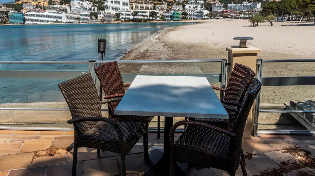 Terraza de un restaurante cerrado con vistas a la playa de Santa Ponça, Mallorca