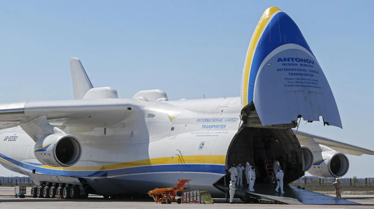 El Antonov AN-225 en el aeropuerto de Gostomel, cerca de Kiev, Ucrania, el 23 de abril