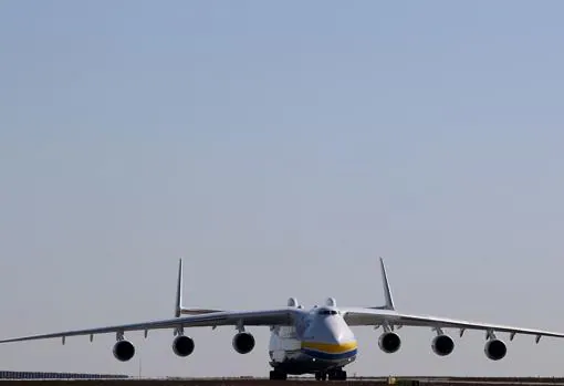El Antonov AN-225, este lunes en el aeropuerto de Leipzig