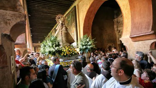 Procesión de la talla de la Virgen de Guadalupe, con el manto de cenefa marrón, por el claustro de los Milagros del Monasterio