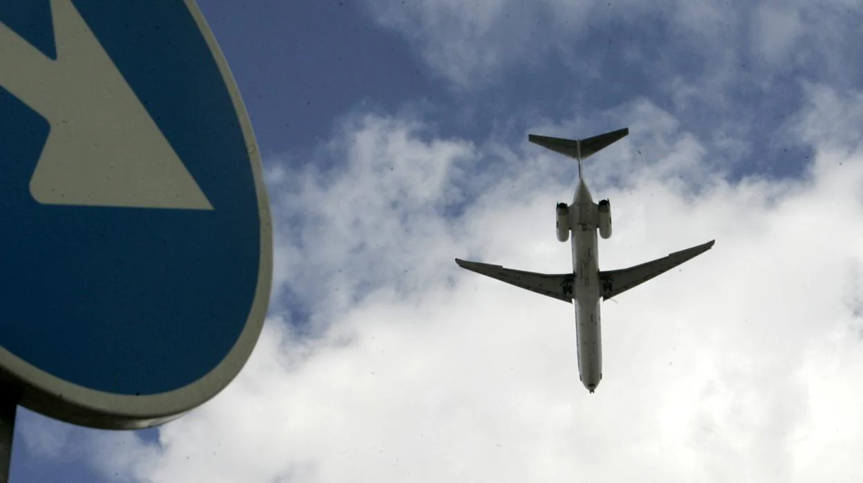 Un avión se dispone a tomar tierra en el aeropuerto Adolfo Suárez Madrid-Barajas