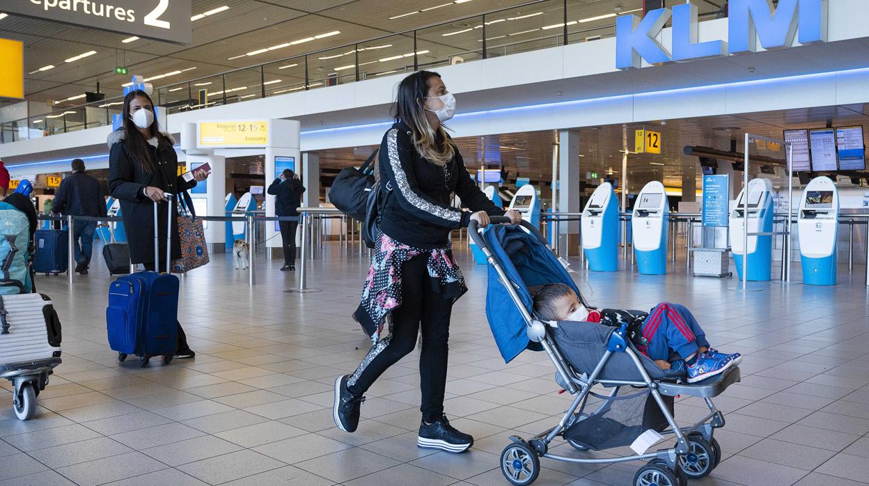 Viajeros en el Amsterdam Schiphol Airport, el 11 de mayo