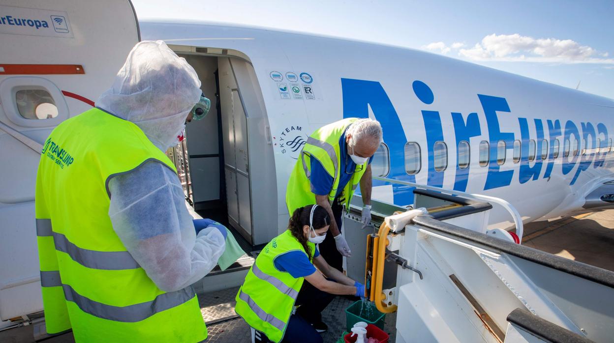 Imagen de archivo de un equipo de desinfección en un avión de la compañía en el aeropuerto de Palma