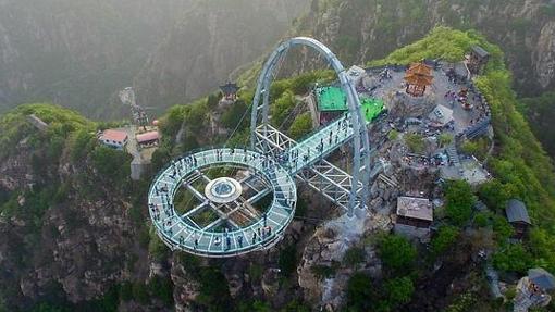 Cinco increíbles puentes circulares entre árboles, sobre el agua o en lo alto de un acantilado