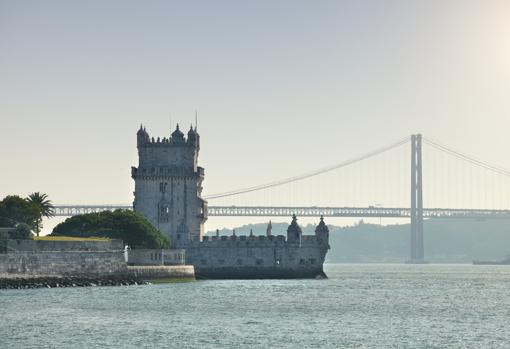 El Tajo a su paso por la Torre de Belem, en Lisboa. El río ha inspirado a muchos poetas portugueses