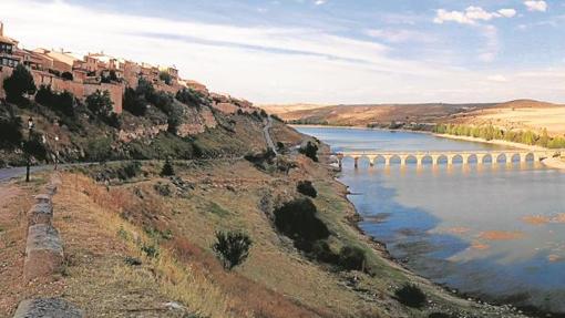 Maderuelo, con su murlalla, y el embalse de Linares a sus pies