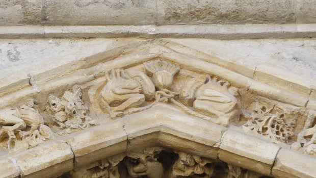 Por qué hay dos aliens esculpidos en la puerta de la catedral de Palencia