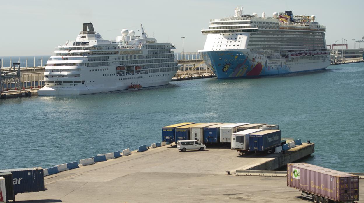 Cruceros en el puerto de Barcelona